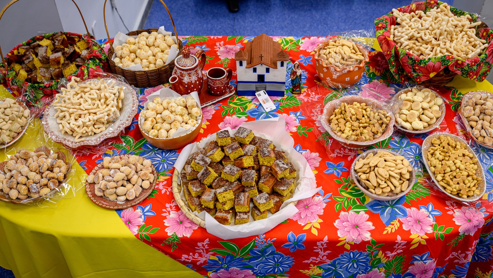 Mesa festiva com quitandas de Minas Novas
